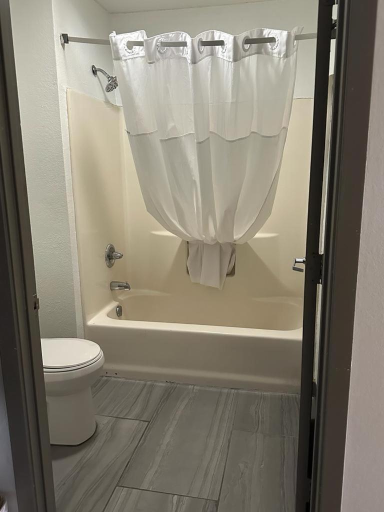 Quality Inn & Suites Decatur Priceville I-65 Buitenkant foto