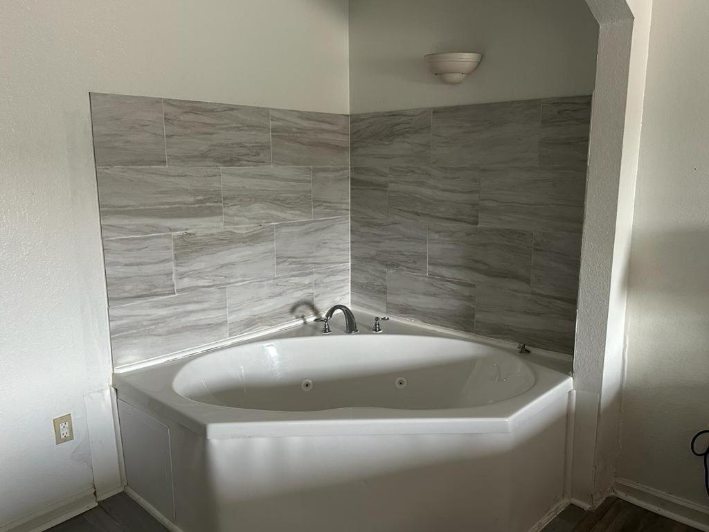 Quality Inn & Suites Decatur Priceville I-65 Buitenkant foto