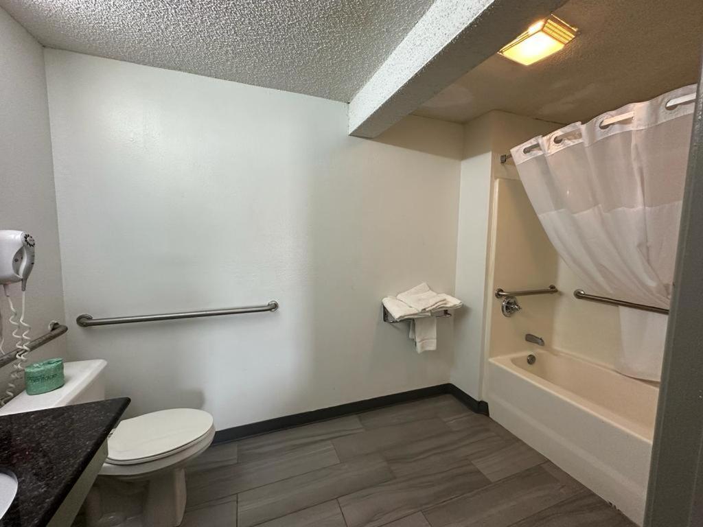 Quality Inn & Suites Decatur Priceville I-65 Buitenkant foto