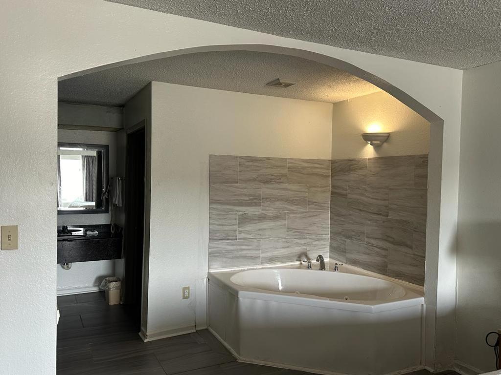 Quality Inn & Suites Decatur Priceville I-65 Buitenkant foto